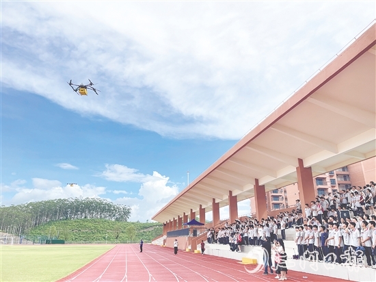 九年級(jí)學(xué)生在恩平市職教園了解即將新開設(shè)的無人機(jī)操控與維護(hù)專業(yè)。