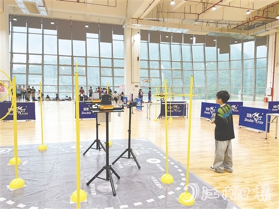 在第九屆全國(guó)青少年無人機(jī)大賽廣東省賽（江門主站賽）上，選手在比賽中操控?zé)o人機(jī)。