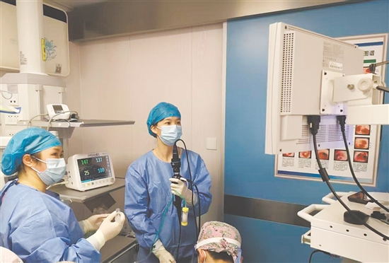 醫(yī)護(hù)人員為患兒完成支氣管鏡檢查和肺泡灌洗操作。