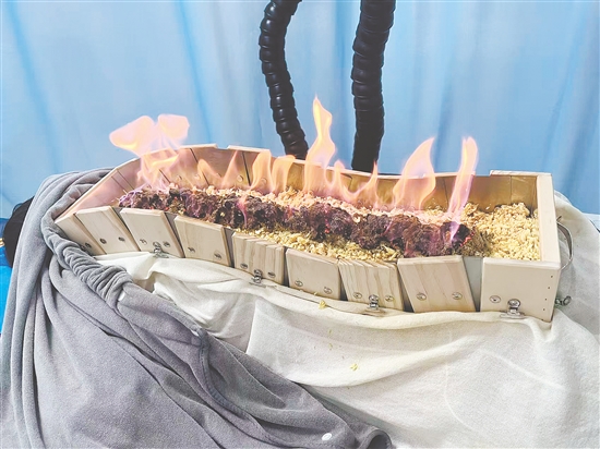 在后背膀胱經(jīng)艾灸，能疏通經(jīng)絡(luò)、排出寒濕。