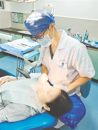 牙周炎發(fā)病比較隱蔽，但病變會(huì)深入牙齦深處。