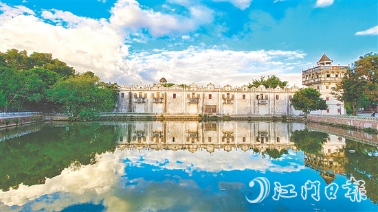 強(qiáng)亞村提升人居環(huán)境，扎實(shí)推進(jìn)農(nóng)村廁所、生活污水和垃圾治理“三大革命”，開展綠美鄉(xiāng)村建設(shè)。