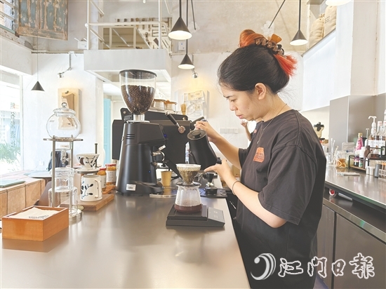 在梁艷芬看來(lái)，與其在城市里內(nèi)卷，不如回到熟悉的地方，把熟悉的事情做到極致，哪怕是一間小小的咖啡店，也能泡出自己的風(fēng)味，走出自己的路。