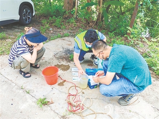 巡河過程中，工作人員沿河查看并采集水樣進(jìn)行檢測(cè)。