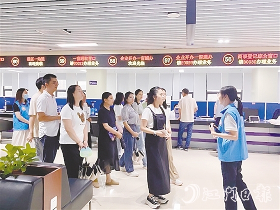 在講解員的引導(dǎo)下，群眾代表開啟了一場沉浸式政務(wù)服務(wù)體驗之旅。