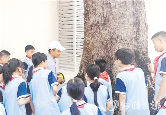 甫草林場(chǎng)的自然教育導(dǎo)師團(tuán)隊(duì)與師生們展開互動(dòng)交流。