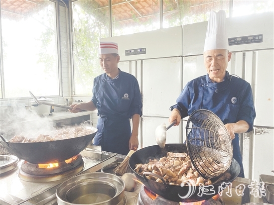 34名學(xué)員通過“理論教學(xué)+實操演練”模式，系統(tǒng)學(xué)習(xí)僑鄉(xiāng)經(jīng)典菜式。