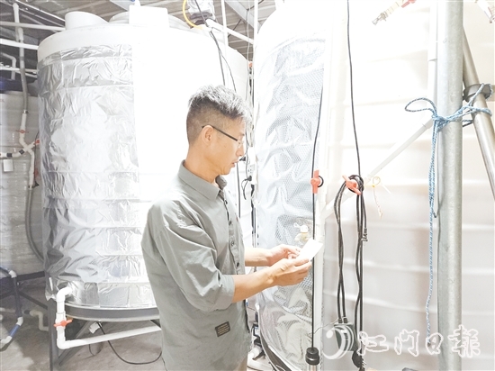 李新在培育工作室檢查發(fā)酵罐。