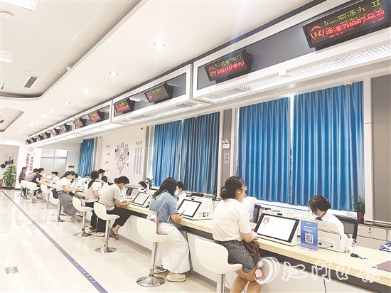 鶴山市推出“水電氣網(wǎng)聯(lián)合報(bào)裝一件事”服務(wù)，在受理環(huán)節(jié)，通過(guò)線下設(shè)置“一件事”專(zhuān)窗，為群眾提供全流程導(dǎo)辦服務(wù)，徹底告別“多頭跑、重復(fù)跑”。