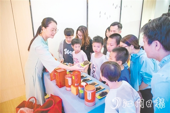 在鶴山市文化館非遺傳習廳，講師為親子家庭詳細講解鶴山紅茶的悠久歷史和制作工藝。
