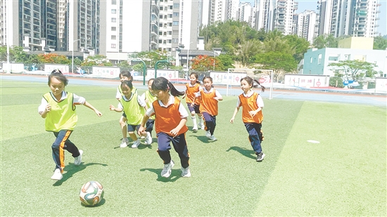 沙坪一小（東校區(qū)）推進(jìn)“足球進(jìn)課堂”，在日常體育教學(xué)中加入足球特色項(xiàng)目。