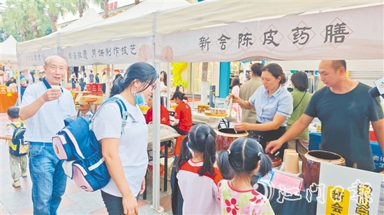 市民、游客現(xiàn)場“打卡”《三餐四季》同款新會陳皮藥膳美食。