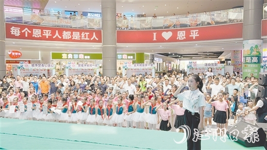 全場人員莊嚴(yán)宣誓。