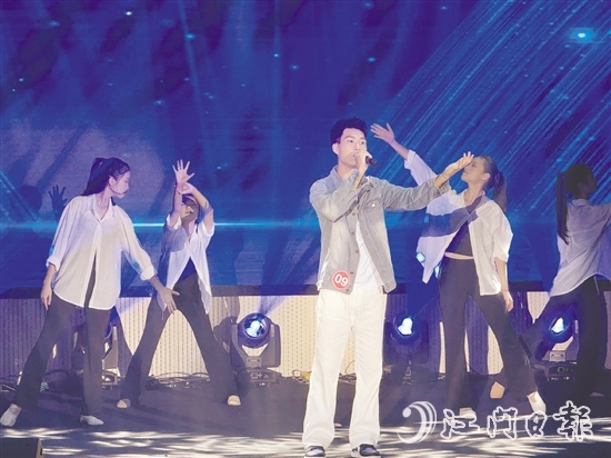 選手們用動(dòng)人的歌聲展現(xiàn)青春風(fēng)采。