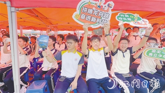 學生為龍舟選手們吶喊加油。