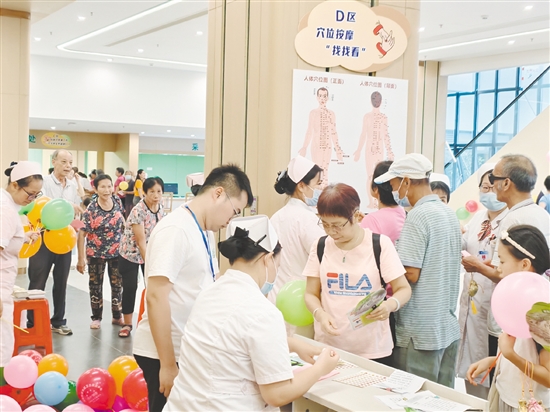 各種健康小游戲吸引眾多居民參與體驗(yàn)。