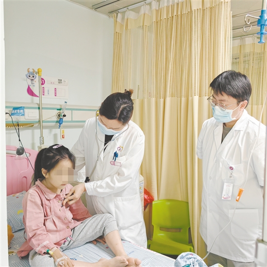 醫(yī)生為女童檢查。
