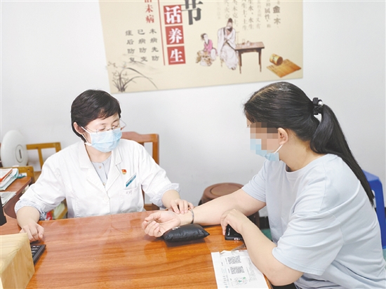 醫(yī)生對(duì)患者進(jìn)行檢查。