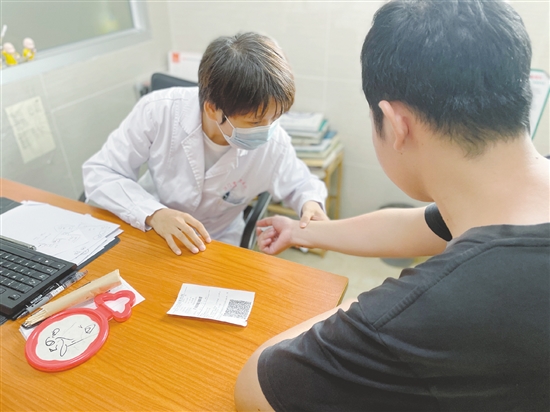 一旦發(fā)現(xiàn)皮膚有問題，應(yīng)盡早就醫(yī)。