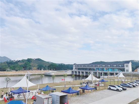 橫陂鎮(zhèn)藍田村以藍田水閘建設(shè)為核心，依托水閘打造生態(tài)房車營地項目、太空艙特色民宿、鄉(xiāng)村學(xué)農(nóng)體驗、鄉(xiāng)村水產(chǎn)養(yǎng)殖科普游等項目，實現(xiàn)文旅、農(nóng)旅資源串點成線。