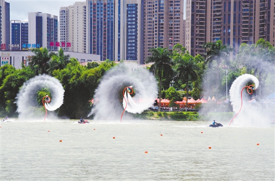 現(xiàn)場舉行了精彩的水上飛人表演。