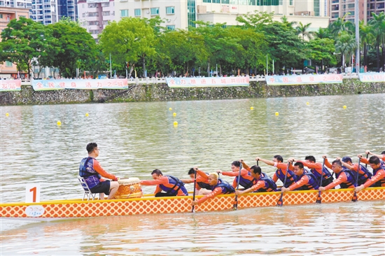 錦江河上，選手們奮勇爭先。
