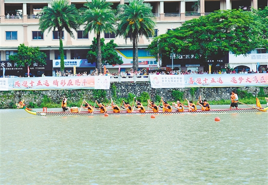 比賽期間突降大雨，選手們在雨中展開激烈比拼。