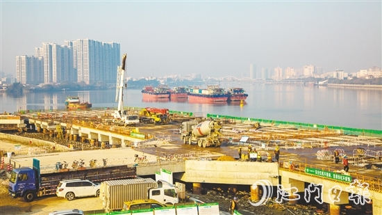 開平市城市投資集團有限公司參與的三埠新港項目，將有效提升開平內(nèi)河通航能力。