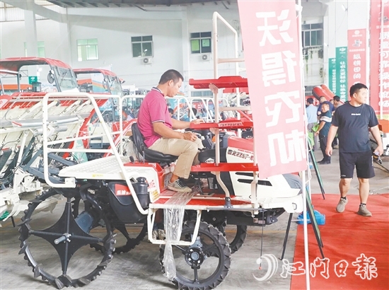 農(nóng)業(yè)合作社代表和種糧大戶(hù)“一站式”了解各類(lèi)農(nóng)機(jī)和相關(guān)優(yōu)惠政策，并親身操作農(nóng)機(jī)，直觀(guān)感受農(nóng)機(jī)性能。