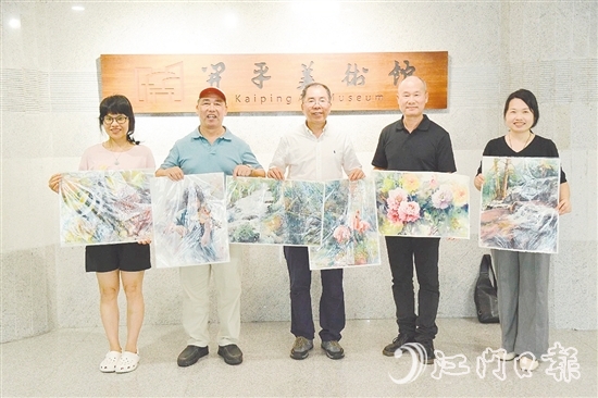 甄練權(quán)（中）將水彩作品無償贈予開平市美術(shù)館。