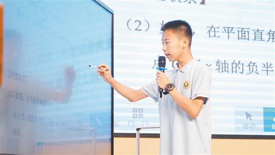 學生走上講臺，講解題目。