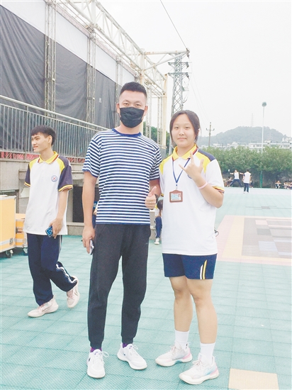 盧穎芝減重前后對比。