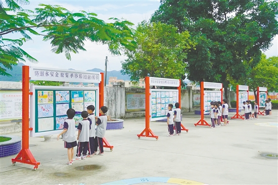 水口鎮(zhèn)沙岡小學(xué)通過手抄報(bào)比賽、宣傳欄等方式，開展防溺水安全教育活動(dòng)。