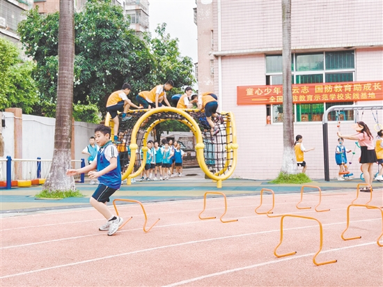 學(xué)生們在實(shí)踐中感受國防教育的魅力。