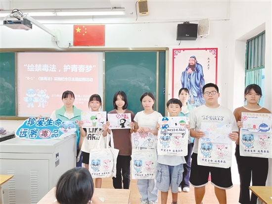 赤坎鎮(zhèn)平安法治辦聯(lián)合明德社工走進赤坎鎮(zhèn)五龍學校，開展“6.1”《中華人民共和國禁毒法》實施紀念日主題繪畫活動。