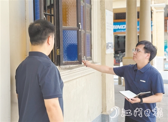 劉嘉鴻（右）積極投入到公司的重點(diǎn)工作僑建筑測(cè)繪中。