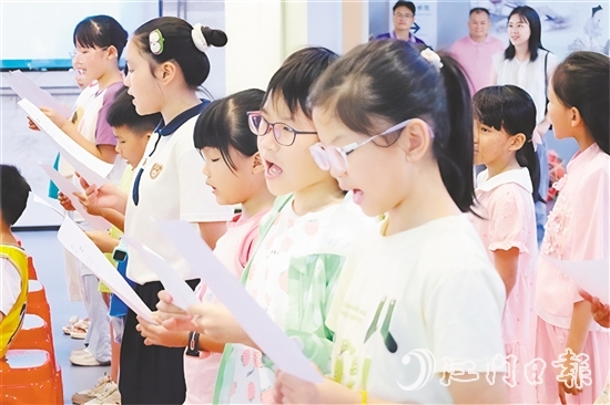 在教師的指導下，小朋友們興致勃勃地學習臺山童謠。