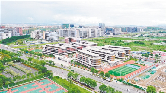 江海區(qū)景賢實驗學校建筑融入“諾亞方舟”“星空之眼”等元素，科技感十足。