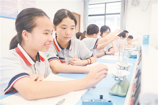 學生在實驗室進行物理實驗。