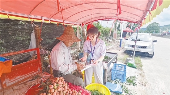 農(nóng)業(yè)科技特派員（輕騎兵）團(tuán)隊(duì)向果農(nóng)宣傳有關(guān)法規(guī)。