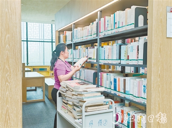 圖書管理員正在上架書籍。