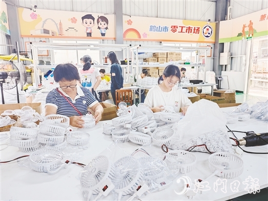 鶴山市“零工市場”以手工作坊為平臺，對接不同類型的制造業(yè)企業(yè)，引入多個種類的手工產(chǎn)品項目。