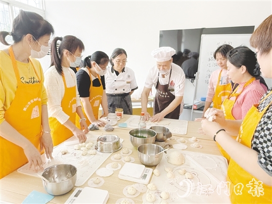 興業(yè)社區(qū)“就業(yè)驛站”選取廣式點心烹飪等熱門就業(yè)技能作為培訓課程內(nèi)容，助力群眾提升就業(yè)競爭力。