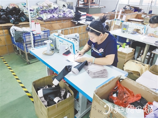 桃源鎮(zhèn)“就業(yè)驛站”聯(lián)合傘篷龍頭企業(yè)開設“媽媽崗”。