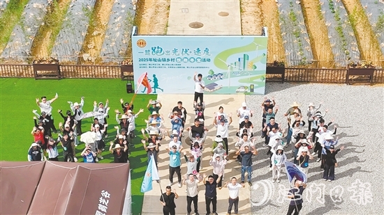 職工們?cè)诖蚩c(diǎn)拍照留念。