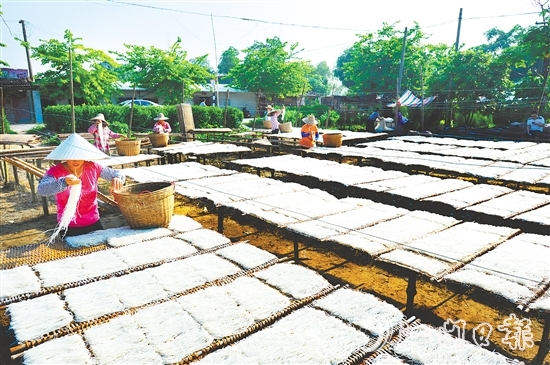 瀨粉是恩平最具代表性的傳統(tǒng)米制品之一，以爽滑彈牙的口感和濃郁的米香著稱(chēng)。