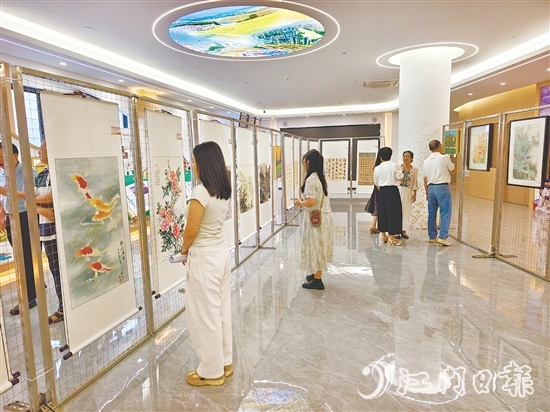 展出作品描繪了恩平市實(shí)施“百千萬工程”帶來的變化和嶄新面貌。