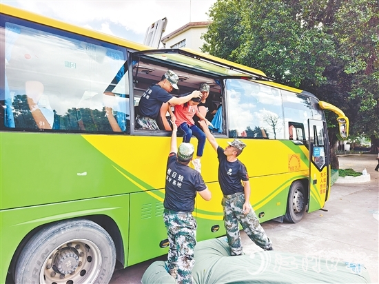 演練中，學(xué)生們?cè)诠ぷ魅藛T的幫助下體驗(yàn)逃生方式。