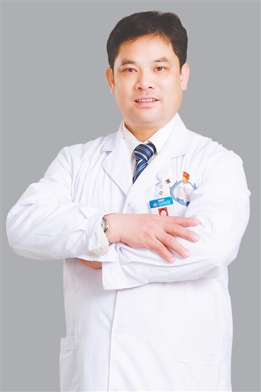 人物檔案：徐裕海，康復(fù)醫(yī)學(xué)科?？浦魅危懑煾敝魅渭紟?，從業(yè)31年，黨齡27年。