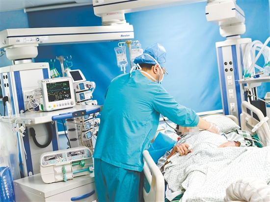 醫(yī)護(hù)人員對(duì)患者進(jìn)行檢查。